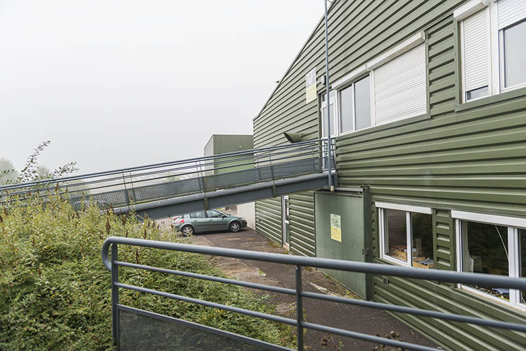 Détail de la passerelle sur le pignon est de la halle d'agroéquipement. © Région Bourgogne-Franche-Comté, Inventaire du patrimoine