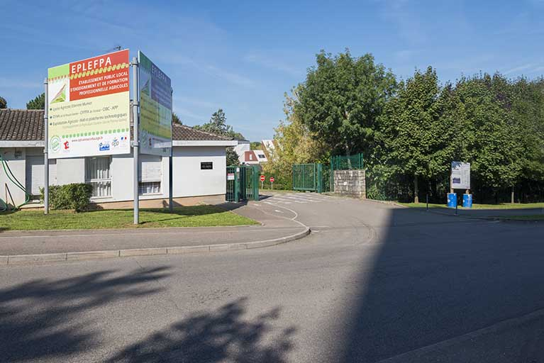 Le long de la rue Belin, garages, entrée des véhicules au nord de la loge. © Région Bourgogne-Franche-Comté, Inventaire du patrimoine