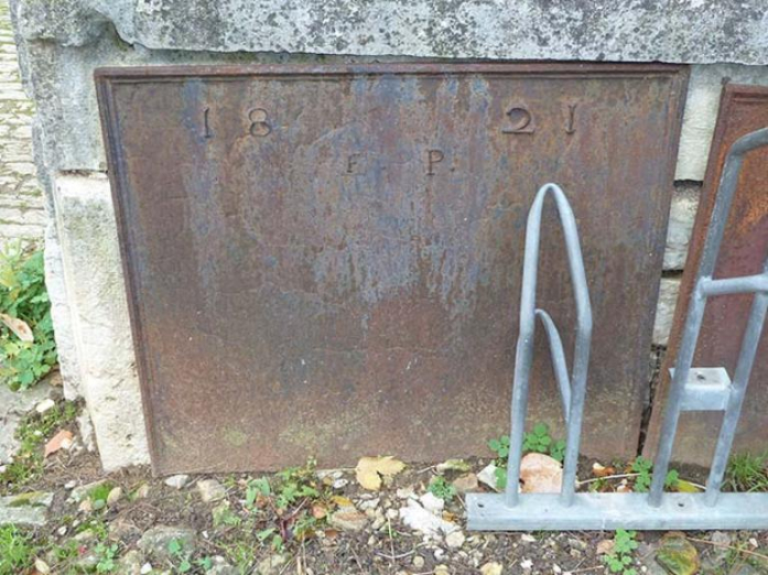 Plaque de cheminée datée 1821 © Région Bourgogne-Franche-Comté, Inventaire du patrimoine