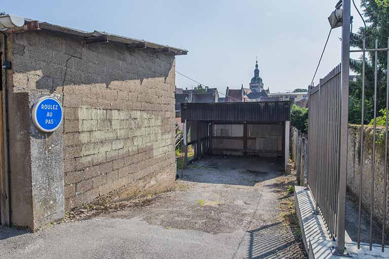 Détail de façade sud des garages et entrée ouest du garage des ouvriers. © Région Bourgogne-Franche-Comté, Inventaire du patrimoine