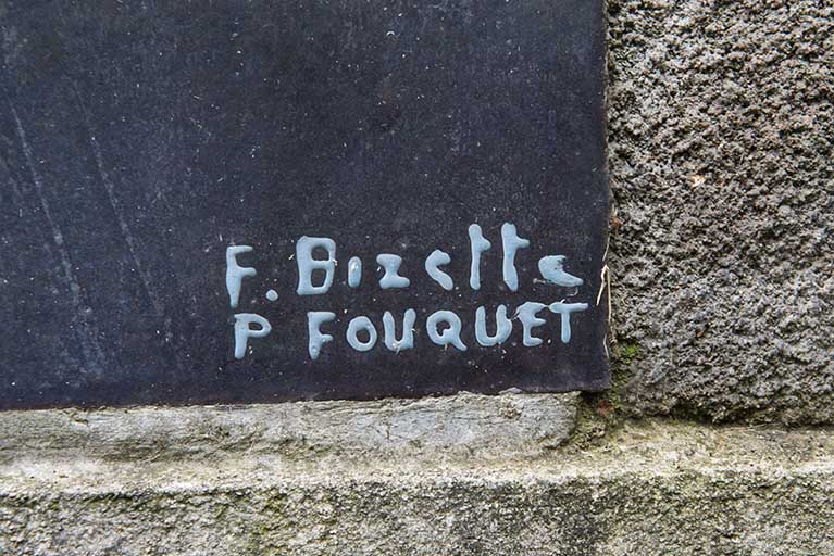 Oeuvre de Bizette sur le mur de la salle Follereau. Détail de signature. © Région Bourgogne-Franche-Comté, Inventaire du patrimoine