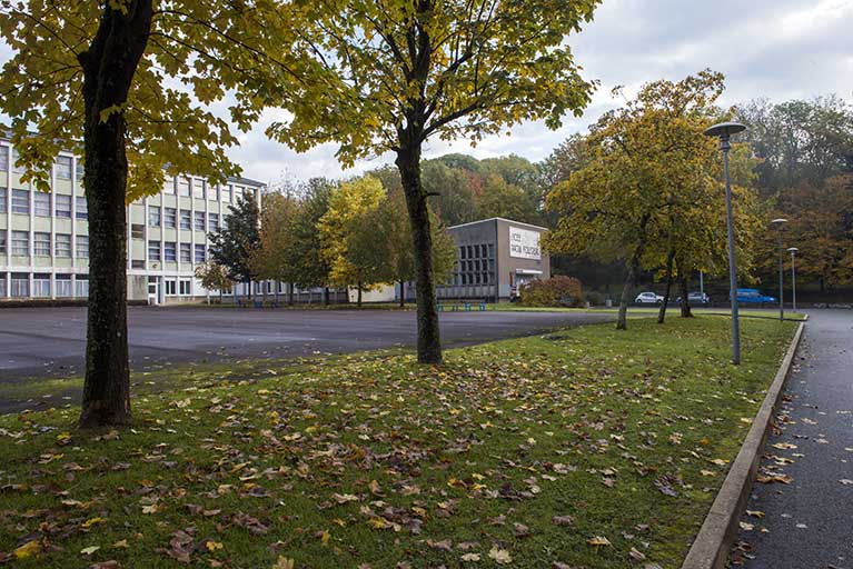 Au sud-est de la barre d'externat du pôle tertaire, la salle de conférence dite Goldschmidt. © Région Bourgogne-Franche-Comté, Inventaire du patrimoine