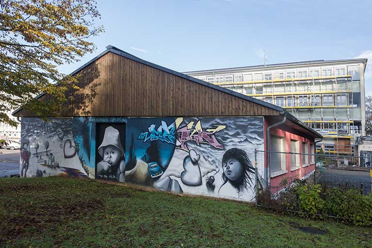 Pignon sud graffé du bureau des proviseurs adjoints. © Région Bourgogne-Franche-Comté, Inventaire du patrimoine