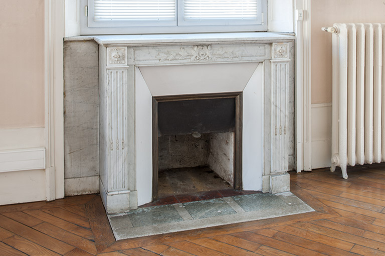 Bâtiment de l'administration, 1er étage : cheminée de l'ancien salon. © Région Bourgogne-Franche-Comté, Inventaire du patrimoine Bâtiment de l'administration, 1er étage : cheminée de l'ancien salon. © Région Bourgogne-Franche-Comté, Inventaire du patrimoine