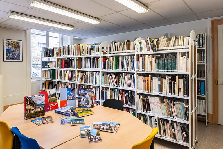 Bâtiment de l'administration, rez-de-chaussée : ancienne salle de réunion (actuel centre de documentation du service Inventaire et Patrimoine). © Région Bourgogne-Franche-Comté, Inventaire du patrimoine Bâtiment de l'administration, rez-de-chaussée : ancienne salle de réunion (actuel centre de documentation du service Inventaire et Patrimoine). © Région Bourgogne-Franche-Comté, Inventaire du patrimoine