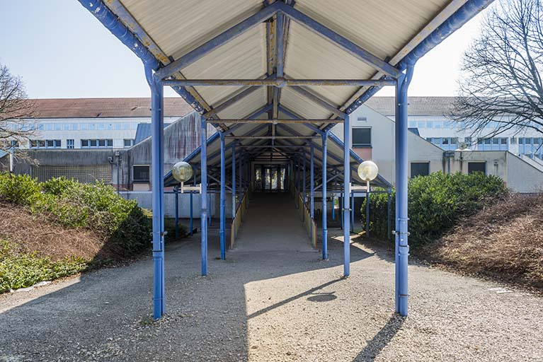 Passage couvert menant au centre de documentation et d'information. © Région Bourgogne-Franche-Comté, Inventaire du patrimoine