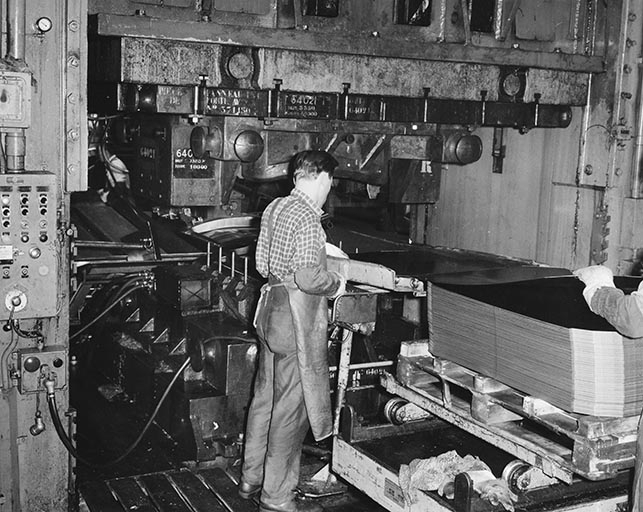 Atelier d'emboutissage. Presse hydraulique (2). © Région Bourgogne-Franche-Comté, Inventaire du patrimoine Atelier d'emboutissage. Presse hydraulique (2). © Région Bourgogne-Franche-Comté, Inventaire du patrimoine