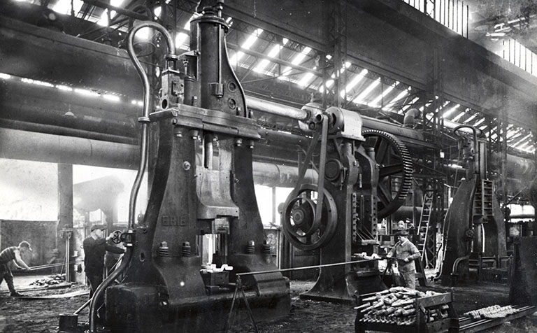 Marteau-pilon. Forgeage des vilebrequins. © Région Bourgogne-Franche-Comté, Inventaire du patrimoine Marteau-pilon. Forgeage des vilebrequins. © Région Bourgogne-Franche-Comté, Inventaire du patrimoine
