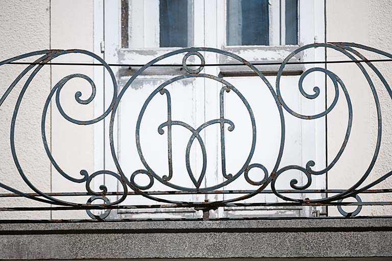 Premier bâtiment, au 2 rue Victor Hugo : monogramme sur la grille du balcon. © Région Bourgogne-Franche-Comté, Inventaire du patrimoine Premier bâtiment, au 2 rue Victor Hugo : monogramme sur la grille du balcon. © Région Bourgogne-Franche-Comté, Inventaire du patrimoine