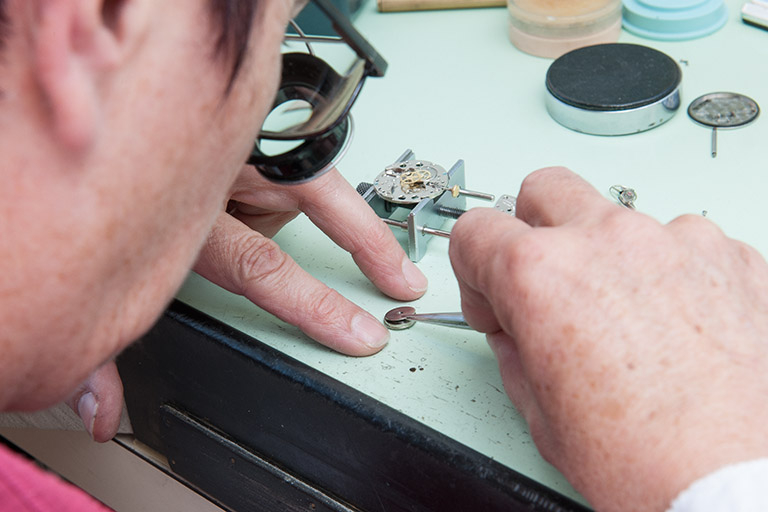 Horlogère au travail. © Région Bourgogne-Franche-Comté, Inventaire du patrimoine