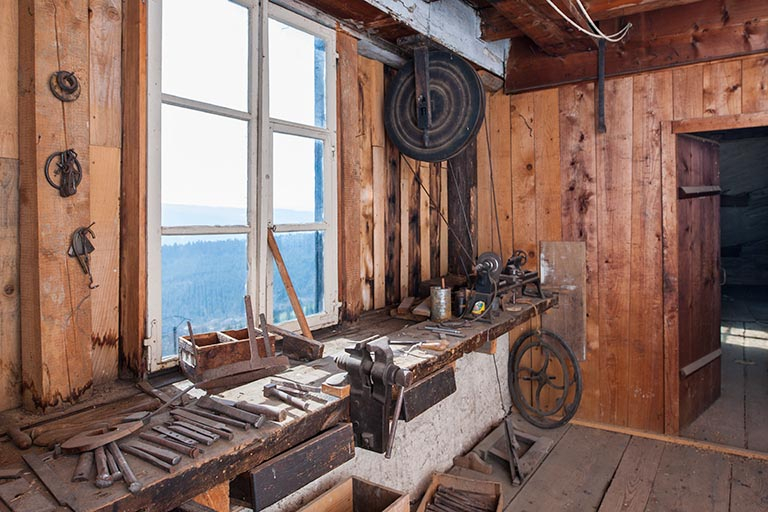 Ferme : établi et tour à bois à marchepied de l'atelier. © Région Bourgogne-Franche-Comté, Inventaire du patrimoine
