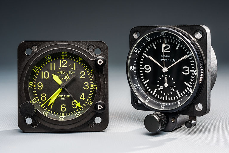 Exemples de production : chronographe de bord type 11 A (à droite) et sa version actuelle type 211 (à gauche). © Région Bourgogne-Franche-Comté, Inventaire du patrimoine Exemples de production : chronographe de bord type 11 A (à droite) et sa version actuelle type 211 (à gauche). © Région Bourgogne-Franche-Comté, Inventaire du patrimoine