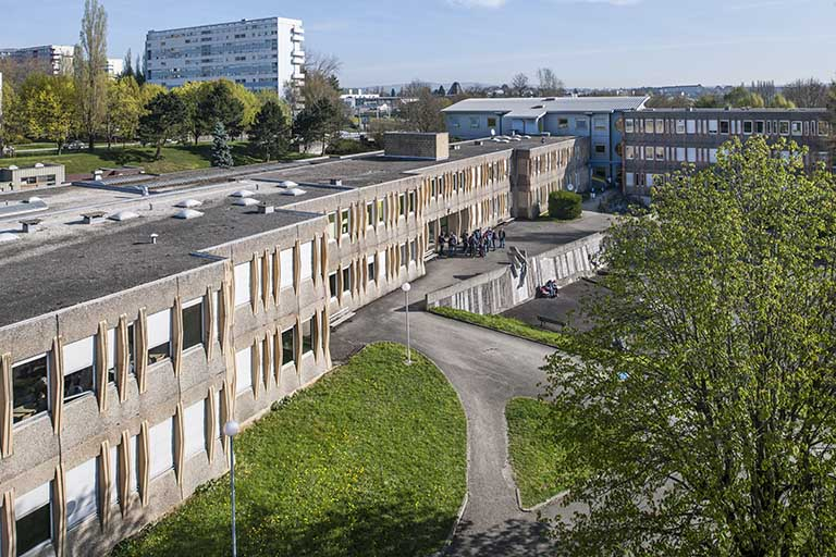 Façade antérieure sud-est des ateliers industriels, cour, bâtiment d'externat.  © Région Bourgogne-Franche-Comté, Inventaire du patrimoine
