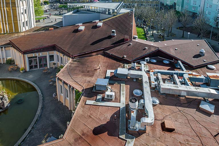 Bassin, toitures de l'entrée, de l'administration et du centre de documentation et d'information. © Région Bourgogne-Franche-Comté, Inventaire du patrimoine