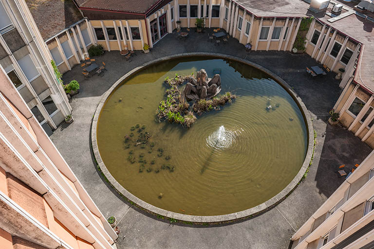 Vue plongeante sur le bassin et la sculpture d'Annie Bleu. © Région Bourgogne-Franche-Comté, Inventaire du patrimoine