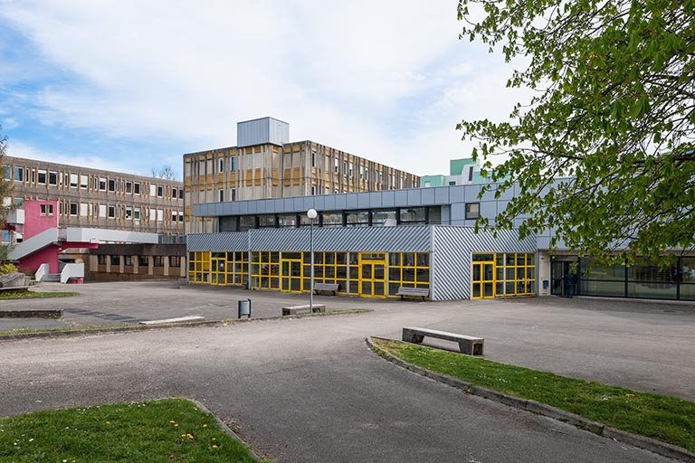 Au sud-est de la cour, l'escalier desservant les externats. © Région Bourgogne-Franche-Comté, Inventaire du patrimoine