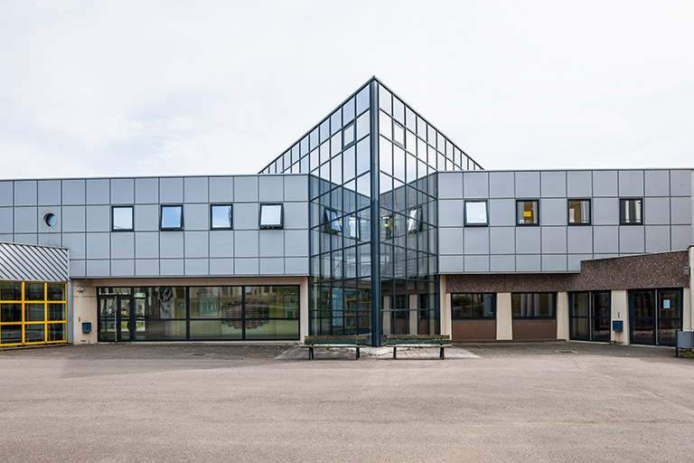 Face au bâtiment de l'administration et centre de documentation et d'information (cdi) à l'étage. © Région Bourgogne-Franche-Comté, Inventaire du patrimoine