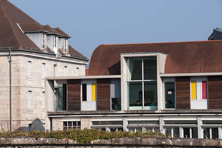 Extrémité nord de l'externat et pignon sud du pavillon des officiers est vus de l'ouest. © Région Bourgogne-Franche-Comté, Inventaire du patrimoine