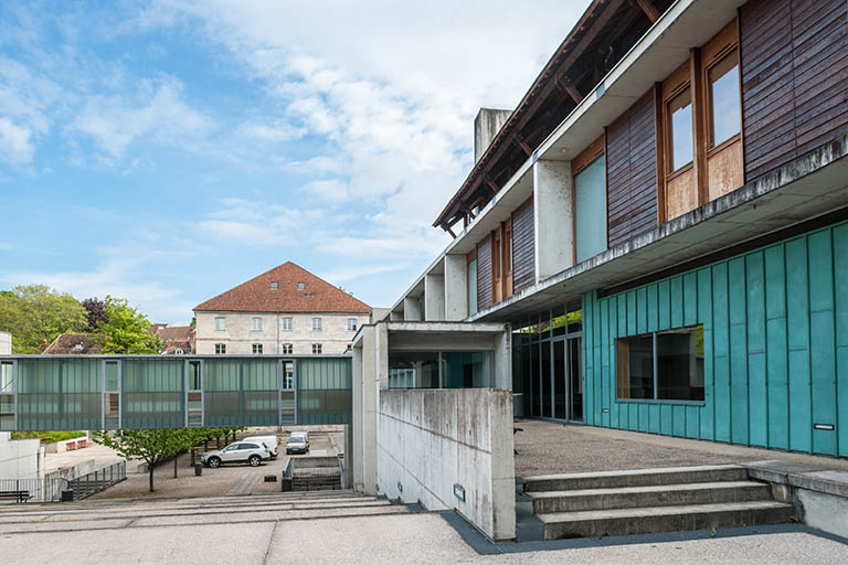 Depuis le sud, vue sur la passerelle reliant le restaurant d'application à l'externat. © Région Bourgogne-Franche-Comté, Inventaire du patrimoine
