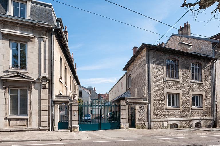 Entrée du site sur l'avenue Denfert-Rochereau. © Région Bourgogne-Franche-Comté, Inventaire du patrimoine Entrée du site sur l'avenue Denfert-Rochereau. © Région Bourgogne-Franche-Comté, Inventaire du patrimoine