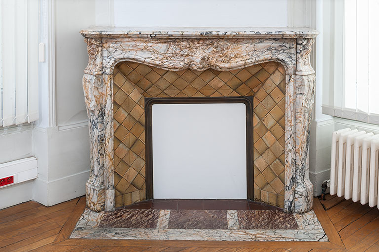 Ancien salon : cheminée en marbre d'Escalette. © Région Bourgogne-Franche-Comté, Inventaire du patrimoine Ancien salon : cheminée en marbre d'Escalette. © Région Bourgogne-Franche-Comté, Inventaire du patrimoine