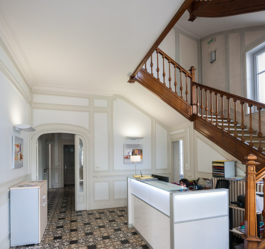 Hall d'entrée et cage d'escalier. © Région Bourgogne-Franche-Comté, Inventaire du patrimoine Hall d'entrée et cage d'escalier. © Région Bourgogne-Franche-Comté, Inventaire du patrimoine