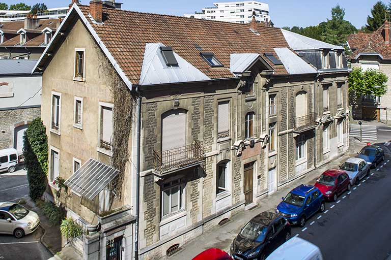 Bâtiment de l'administration : vue plongeante sur la façade antérieure (côté rue Delavelle). © Région Bourgogne-Franche-Comté, Inventaire du patrimoine Bâtiment de l'administration : vue plongeante sur la façade antérieure (côté rue Delavelle). © Région Bourgogne-Franche-Comté, Inventaire du patrimoine