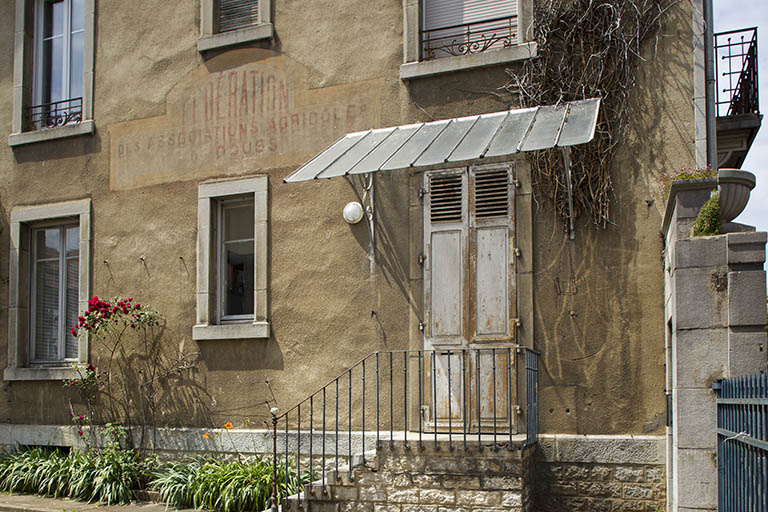 Bâtiment de l'administration : entrée sur la façade latérale gauche. © Région Bourgogne-Franche-Comté, Inventaire du patrimoine Bâtiment de l'administration : entrée sur la façade latérale gauche. © Région Bourgogne-Franche-Comté, Inventaire du patrimoine