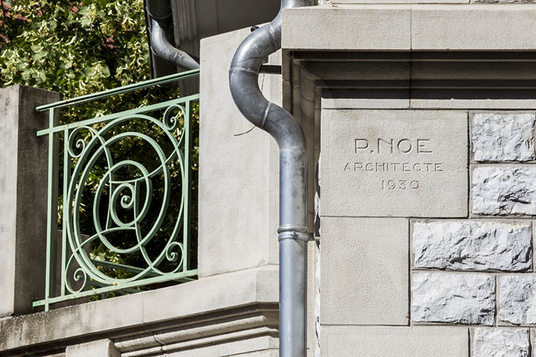 Façade antérieure : nom de l'architecte et date, dans l'angle supérieur gauche. © Région Bourgogne-Franche-Comté, Inventaire du patrimoine Façade antérieure : nom de l'architecte et date, dans l'angle supérieur gauche. © Région Bourgogne-Franche-Comté, Inventaire du patrimoine