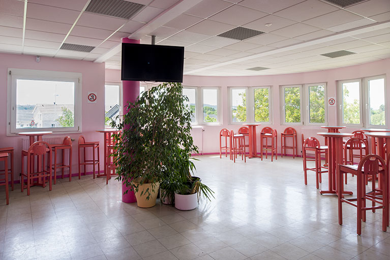 Dans la cafétéria. © Région Bourgogne-Franche-Comté, Inventaire du patrimoine