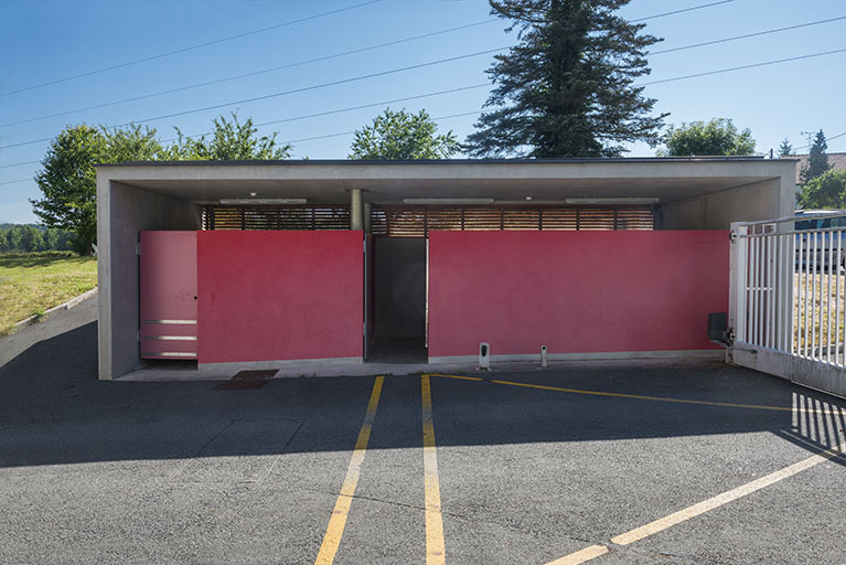 Local d'abri des poubelles à l'entrée 45 rue des cantons. © Région Bourgogne-Franche-Comté, Inventaire du patrimoine