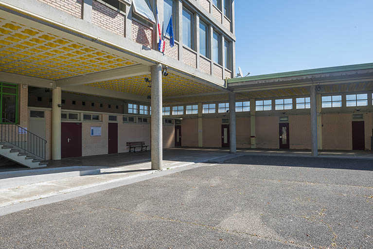 Préau et cour devant le bâtiment d'externat. (ex-Garnier) © Région Bourgogne-Franche-Comté, Inventaire du patrimoine