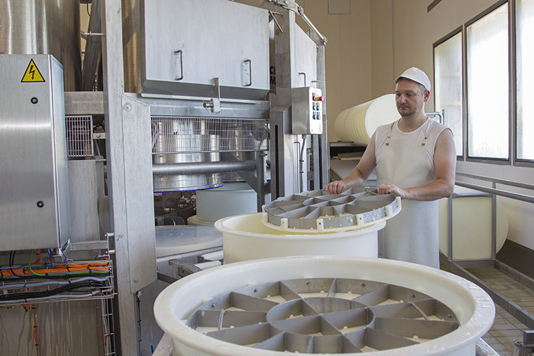 Fabrication : mise en place du couvercle sur le moule à comté. © Région Bourgogne-Franche-Comté, Inventaire du patrimoine
