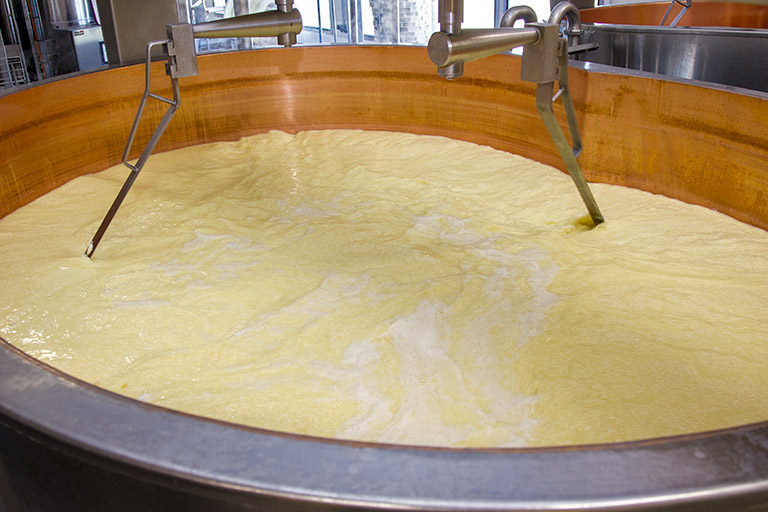 Fabrication : chauffage et brassage du lait. © Région Bourgogne-Franche-Comté, Inventaire du patrimoine