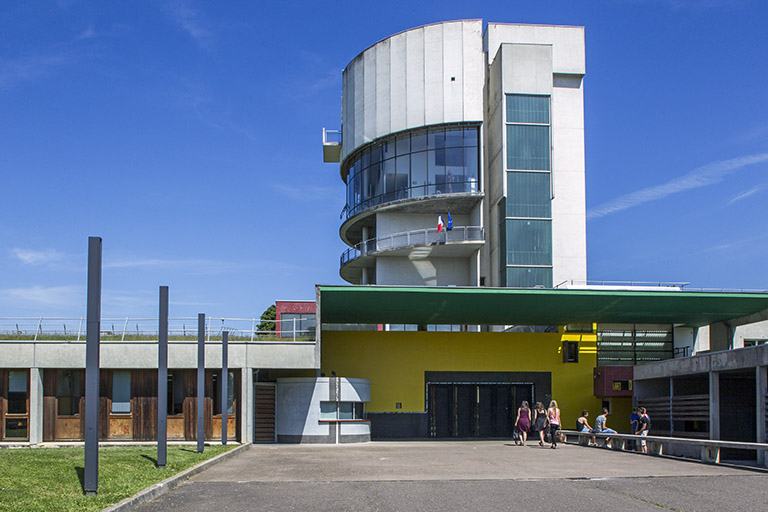 Face à l'entrée et la tour. © Région Bourgogne-Franche-Comté, Inventaire du patrimoine