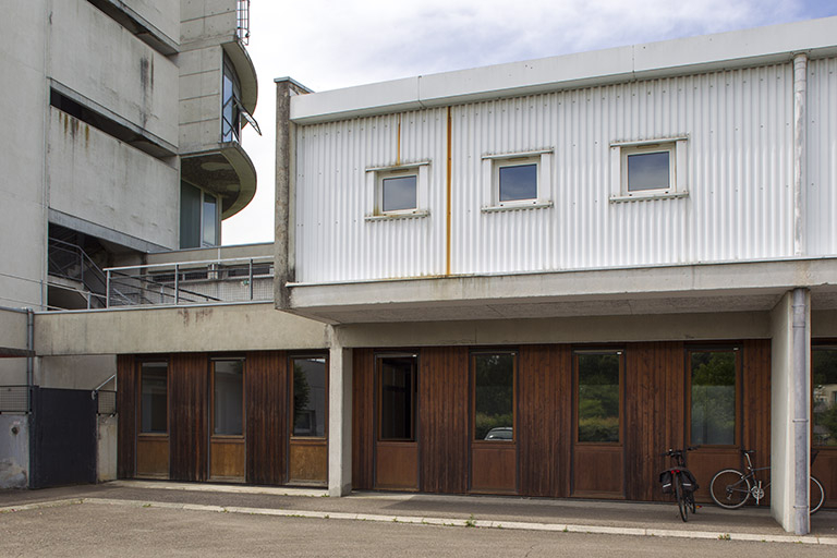 Entrée au rez-de-chaussée du bâtiment "agencement". © Région Bourgogne-Franche-Comté, Inventaire du patrimoine