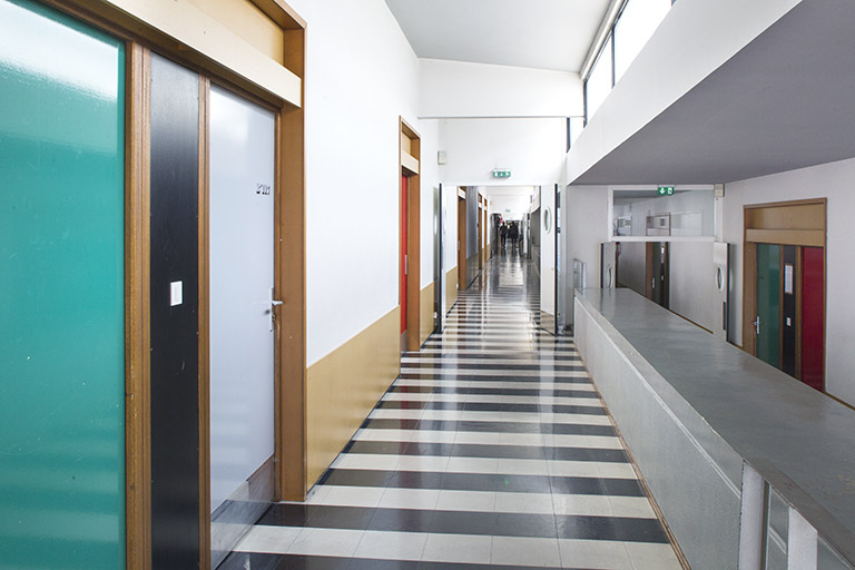 Couloir du bâtiment d'externat. © Région Bourgogne-Franche-Comté, Inventaire du patrimoine