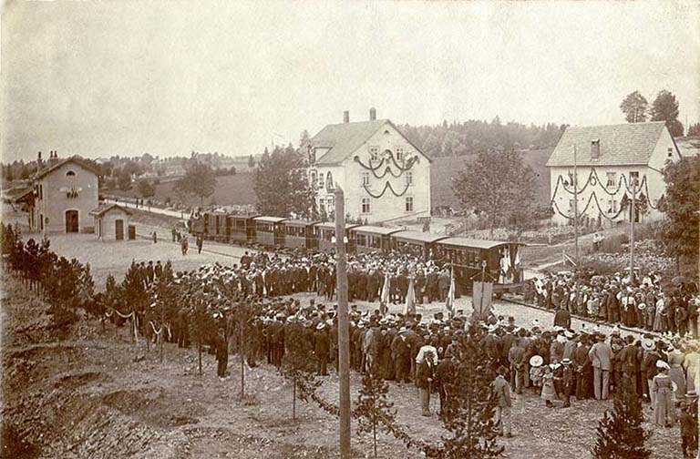 [Inauguration de la gare de Charquemont], 11 août 1905. La maison à droite est celle qui fut détruite durant la décennie 1990. © Région Bourgogne-Franche-Comté, Inventaire du patrimoine