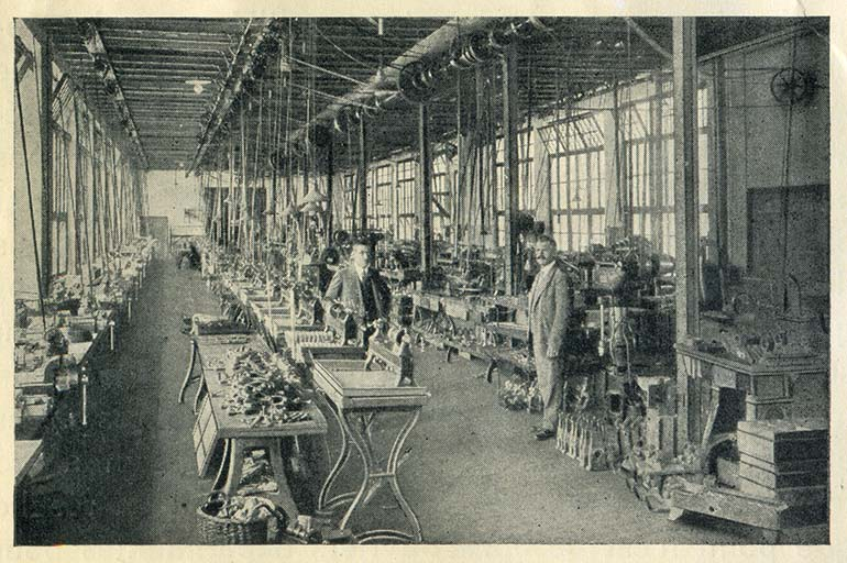 Une des salles de machines [de l'usine Petermann de Moutier, Suisse], années 1920. Joseph Petermann figure à droite sur la photographie. © Région Bourgogne-Franche-Comté, Inventaire du patrimoine