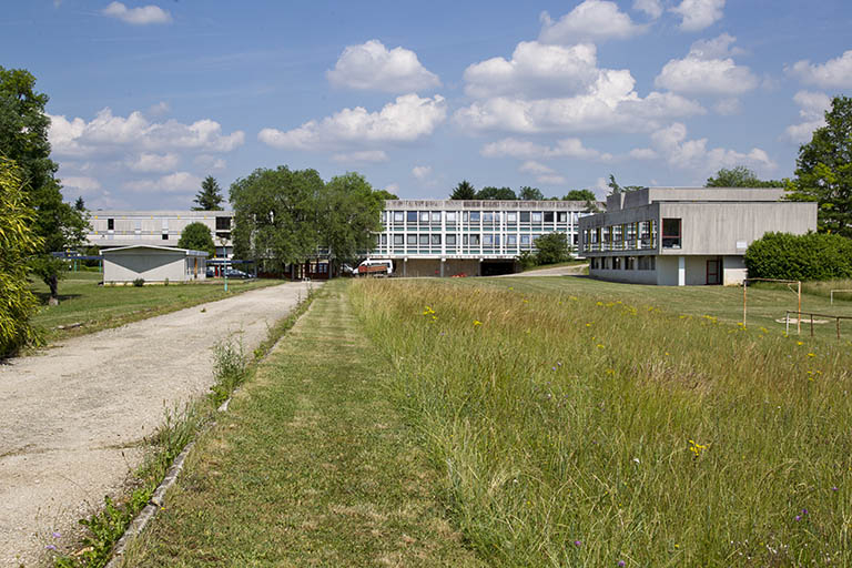 Vue d'ensemble depuis l'ouest du bâtiment d'internat de filles, du bâtiment des classes préparatoires et de l'externat. © Région Bourgogne-Franche-Comté, Inventaire du patrimoine