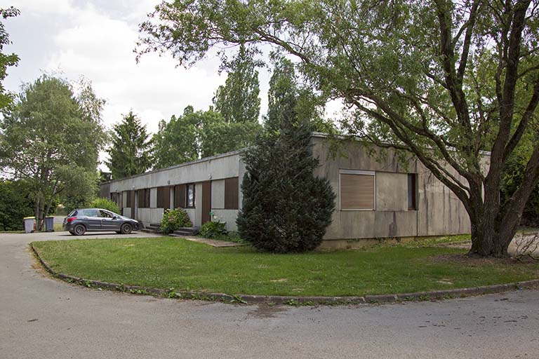 Angle nord-ouest des logements de fonction collectifs orientés est-ouest, situés au sud-ouest du parc. © Région Bourgogne-Franche-Comté, Inventaire du patrimoine