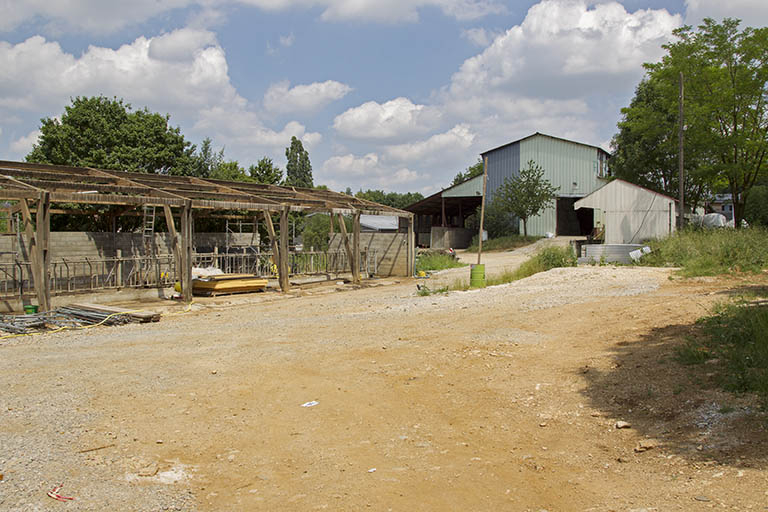 L'étable sud en travaux et pignons sud de la quarantaine et de l'entrepôt agricole. © Région Bourgogne-Franche-Comté, Inventaire du patrimoine