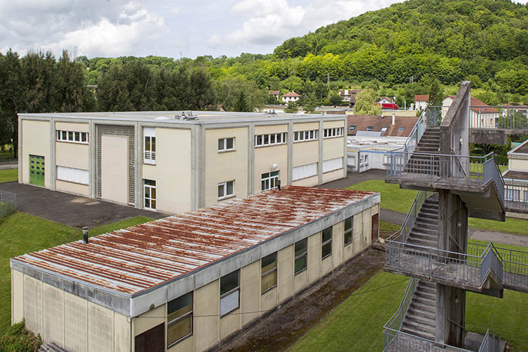 Détail de l'escalier nord-ouest de l'internat, et vue sur les façades est des salles de cours dans un préfabriqué et atelier d'électrotechnique, d'électronique et d'ascensoriste. © Région Bourgogne-Franche-Comté, Inventaire du patrimoine