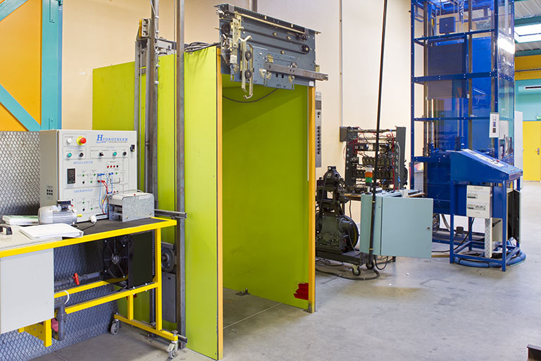 Intérieur de l'atelier des formations d'ascensoriste.  © Région Bourgogne-Franche-Comté, Inventaire du patrimoine