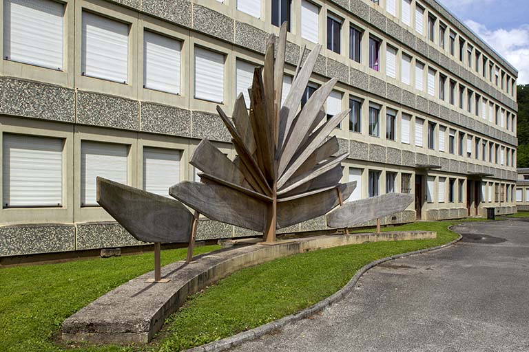 Vue rapprochée de la façade antérieure est de l'internat et sa sculpture. © Région Bourgogne-Franche-Comté, Inventaire du patrimoine