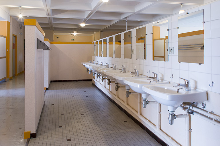 Lavabos d'internat.  © Région Bourgogne-Franche-Comté, Inventaire du patrimoine