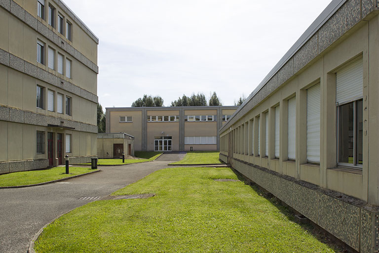 Le long du pignon nord de l'internat, face au pignon nord-est du préfabriqué, à la façade est de l'atelier d'électrotechnique, d'électronique et d'ascensoriste. © Région Bourgogne-Franche-Comté, Inventaire du patrimoine