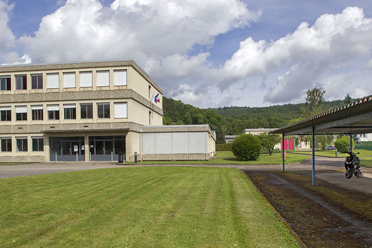 Les bâtiments d'entrée, d'administration et d'externat vus du sud-est. © Région Bourgogne-Franche-Comté, Inventaire du patrimoine