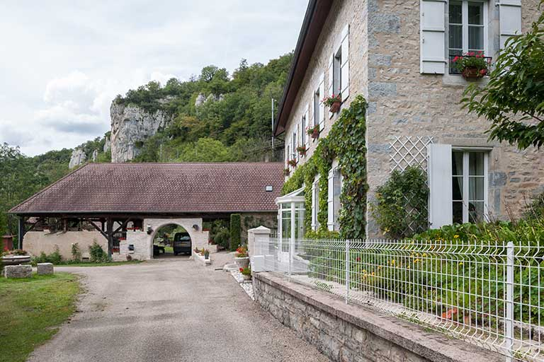 Vue depuis l'entrée du site. © Région Bourgogne-Franche-Comté, Inventaire du patrimoine
