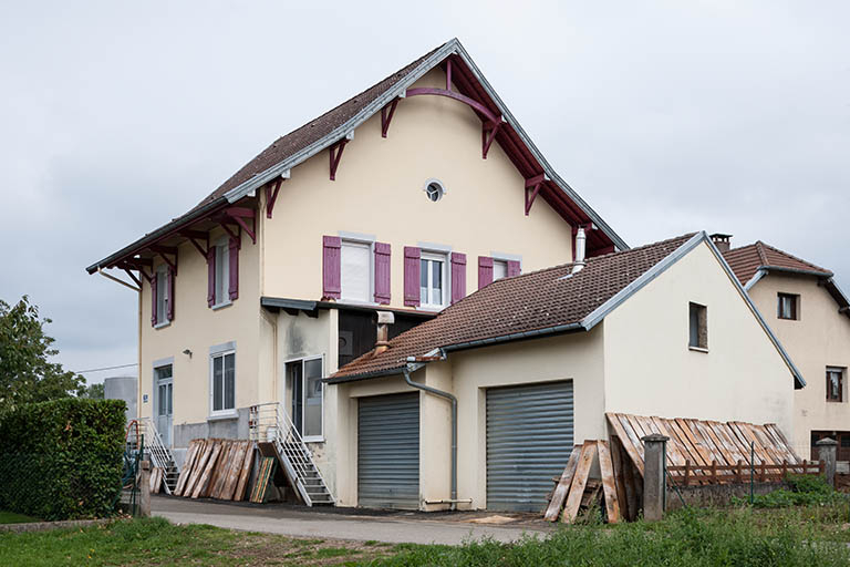 Vue de trois quarts arrière.  © Région Bourgogne-Franche-Comté, Inventaire du patrimoine